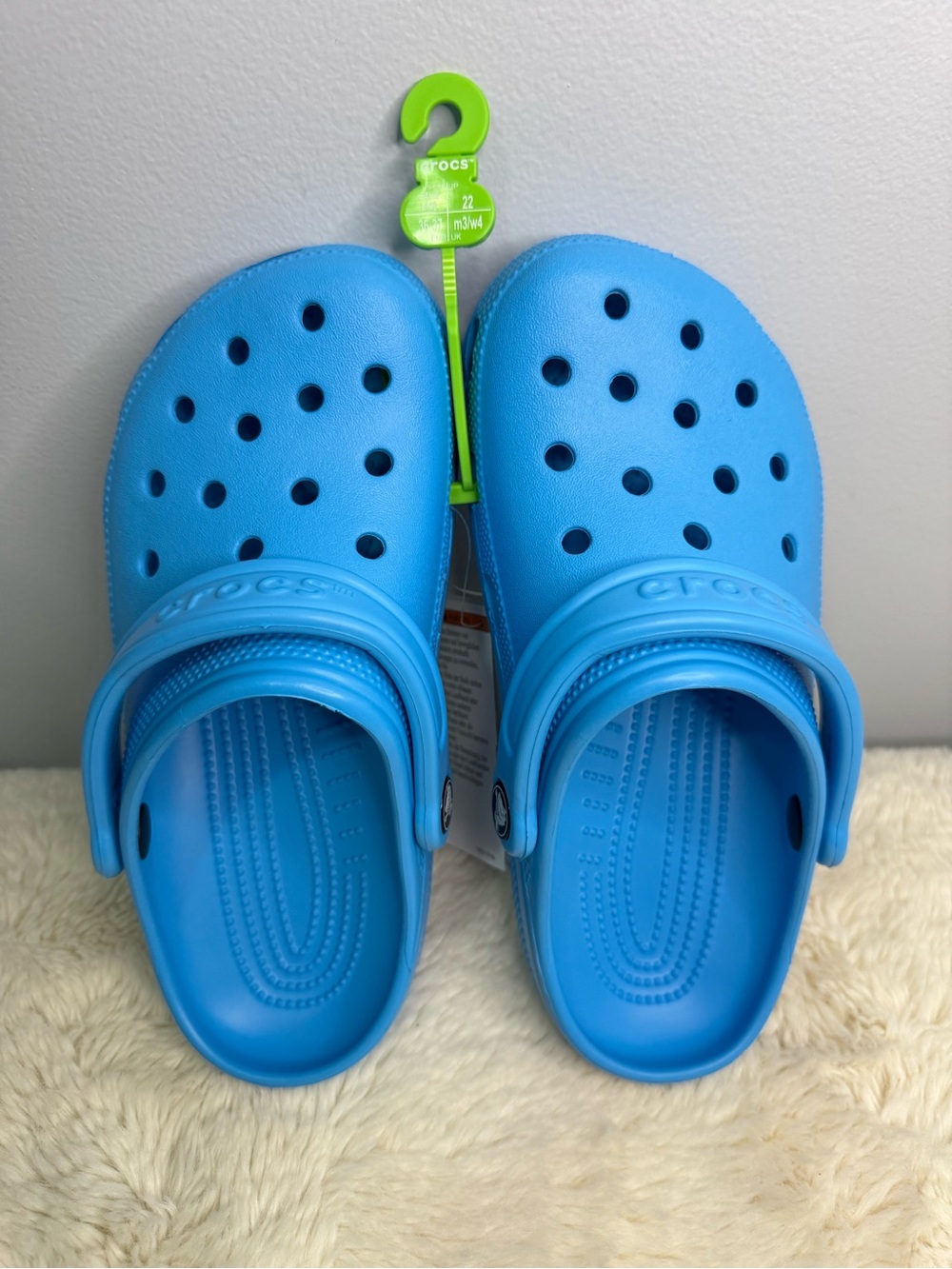 New CROCS Women’s Size 6 Classic Clog in Bright Blue